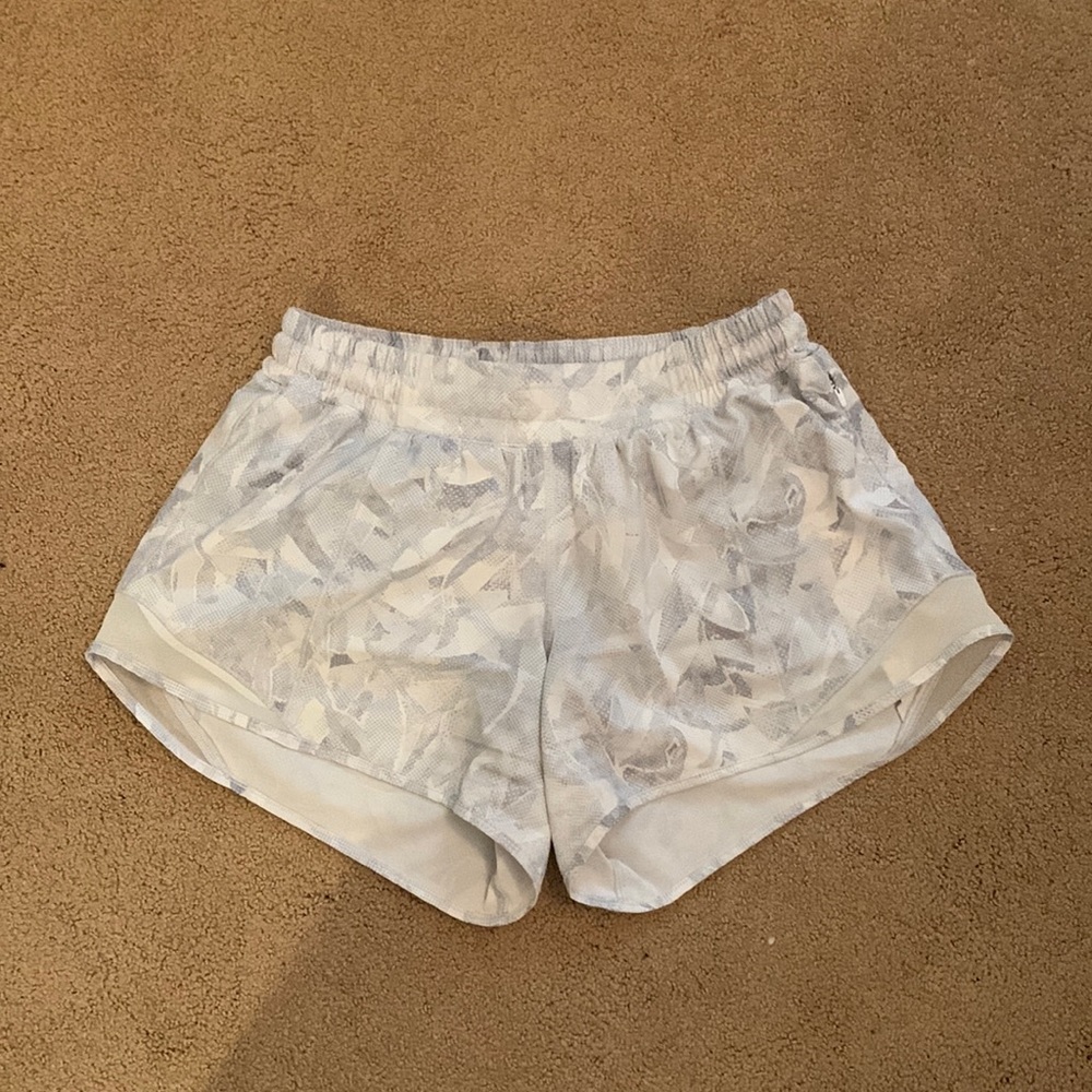 Lululemon Hotty Hot Low-Rise Lined Short 4” size 6